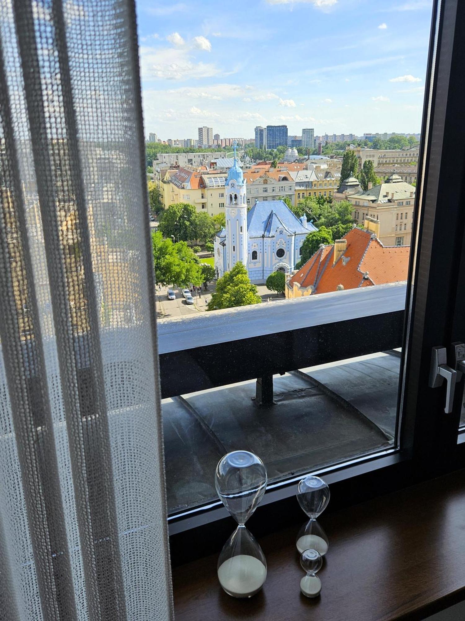 Panorama View Design Apt In Old Town - Free Parking Братислава Екстер'єр фото