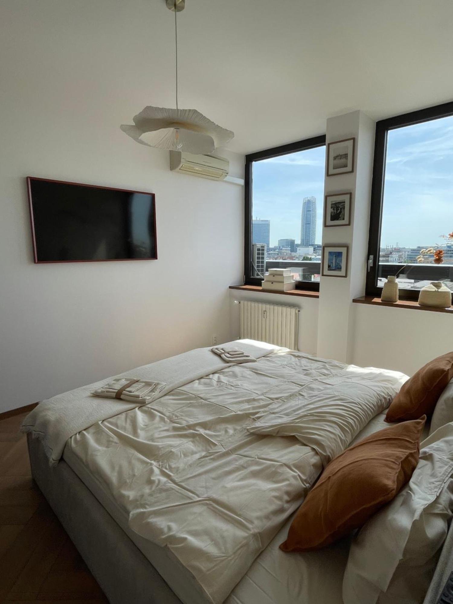 Panorama View Design Apt In Old Town - Free Parking Братислава Екстер'єр фото